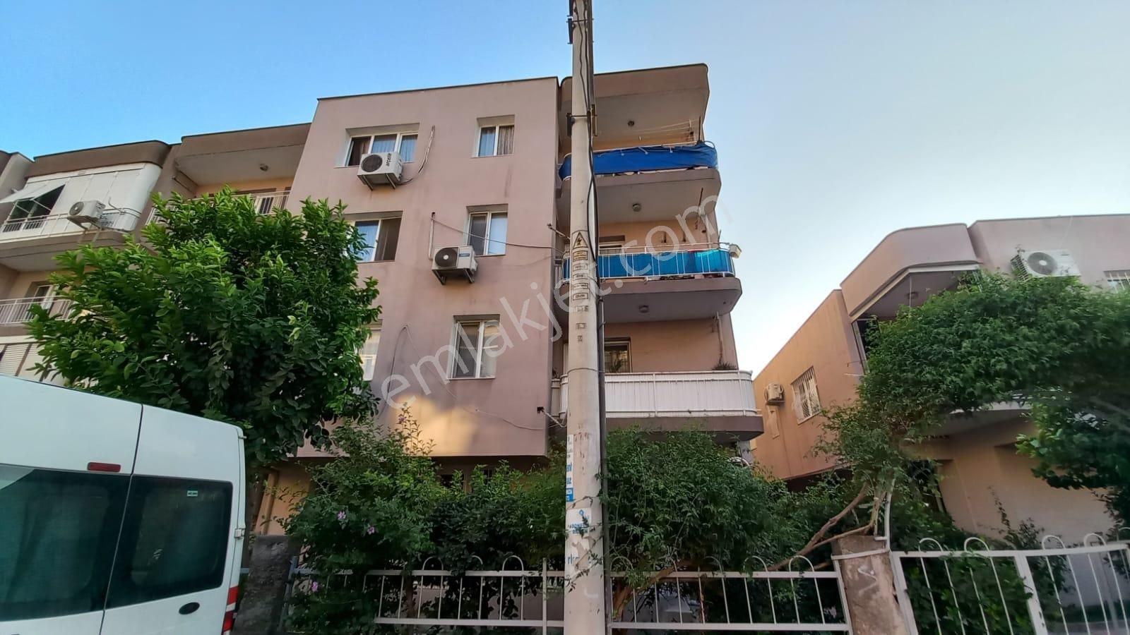 Bayraklı Osmangazi Mahallesi Badem Sitesinde 3+1 Full Eşyalı Kiralık Daire