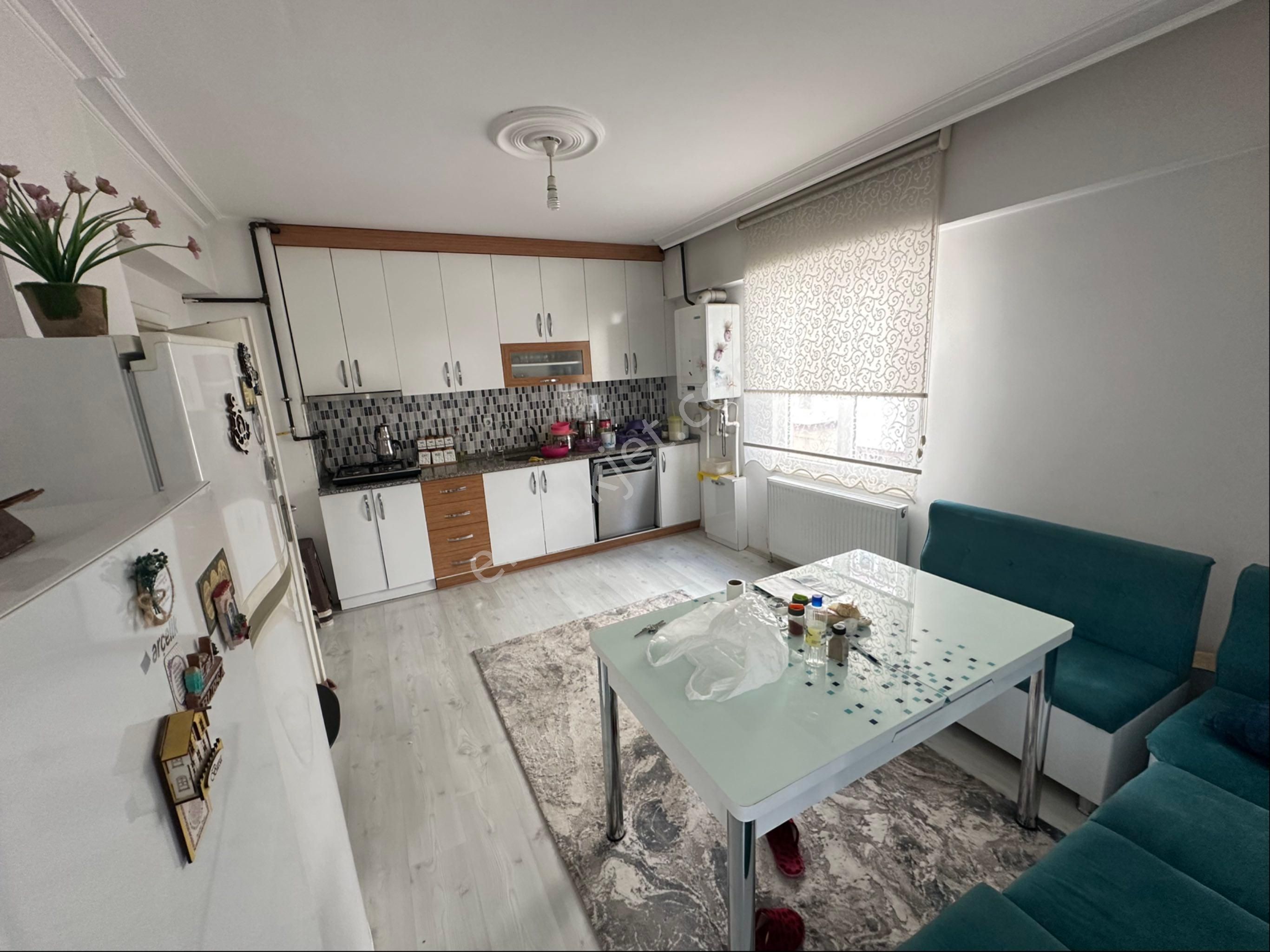 Acil Satılık Daire 2+1 Çiflik Caddesinde