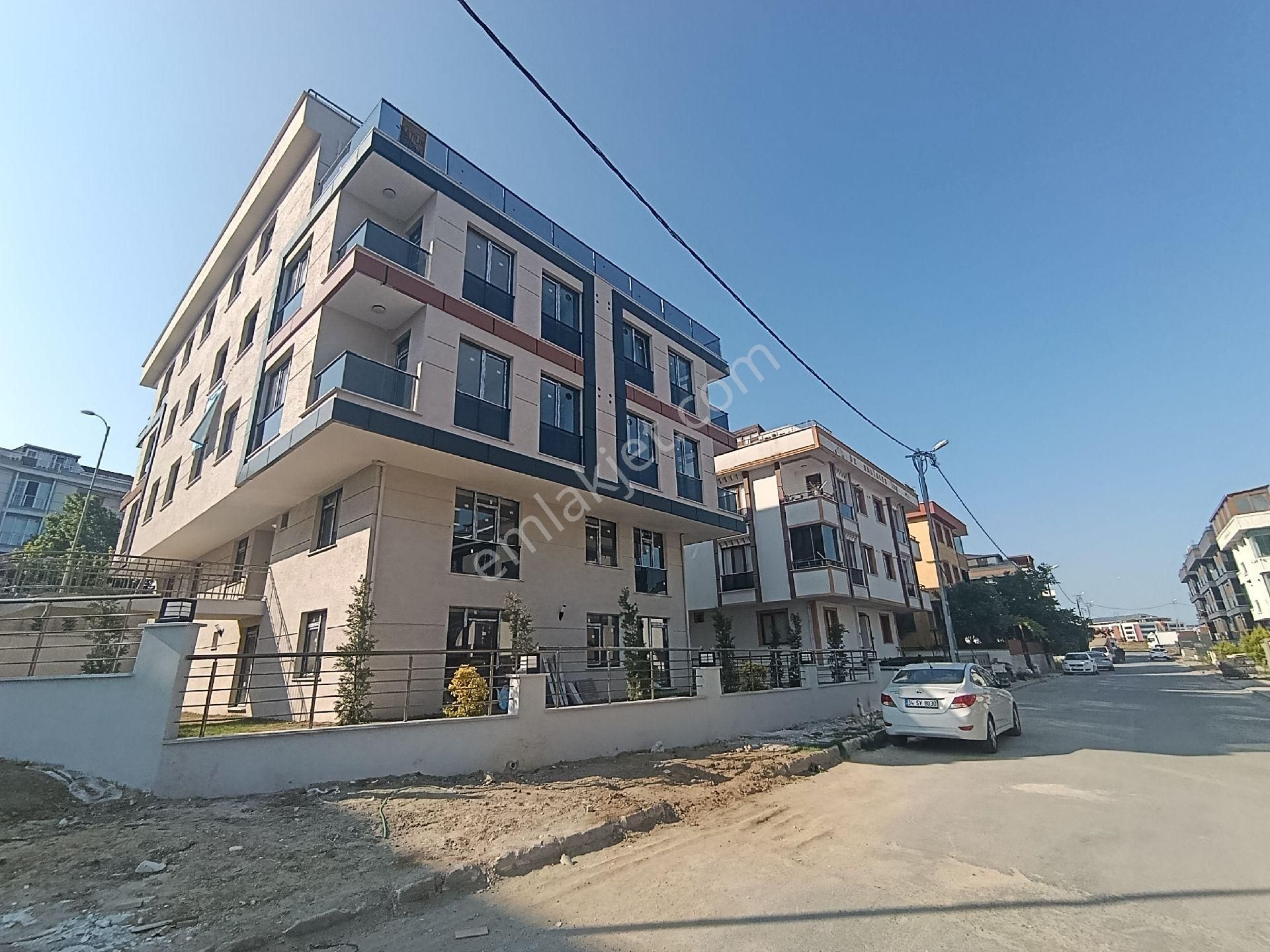Beylikdüzü 3 Katlı Bina Sıfır Bahçe Kullanımlı Tapulu 1.5+1 Daire