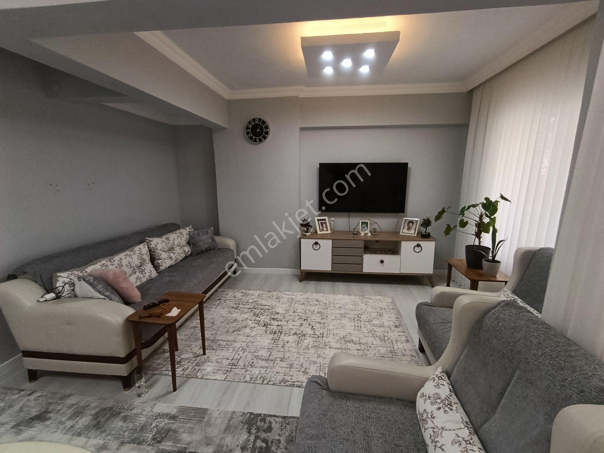 Çınarcık Harmanlar Mh. Merkezde,sahile 2.binada ,masrafsız /2+1/ 100m2/ Giriş Katı Daire