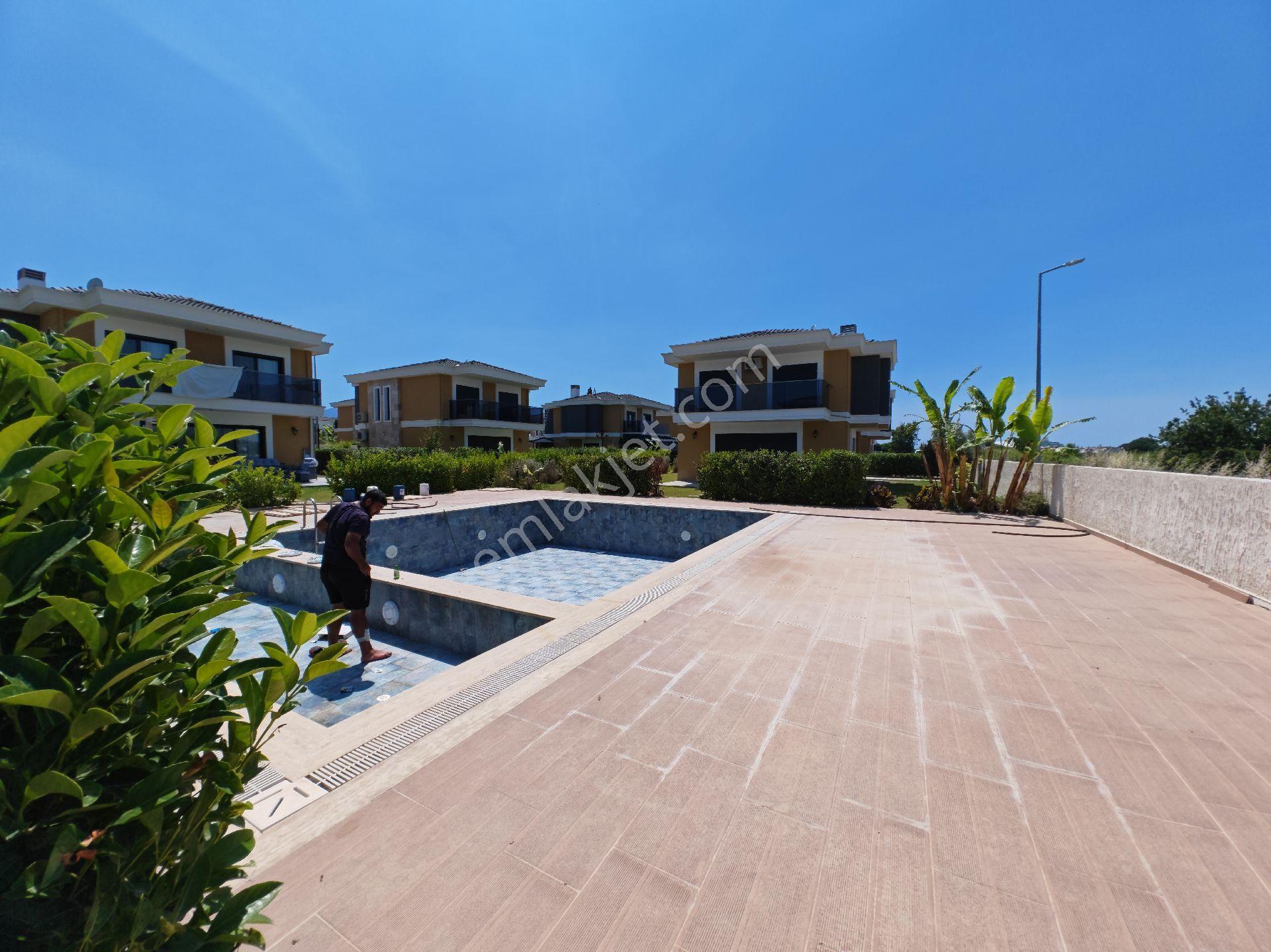 Kuşadası Davutlar Sahilinde Geniş Bahçeli Müstakil Sıfır Villa - Görsel 4