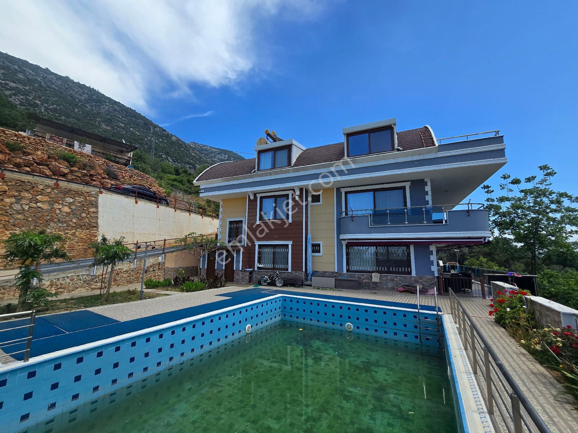 Alanya Kestelde Satılık 1000 M2 Arsa Alanlı Özenle Yapılmış Villa - Görsel 33