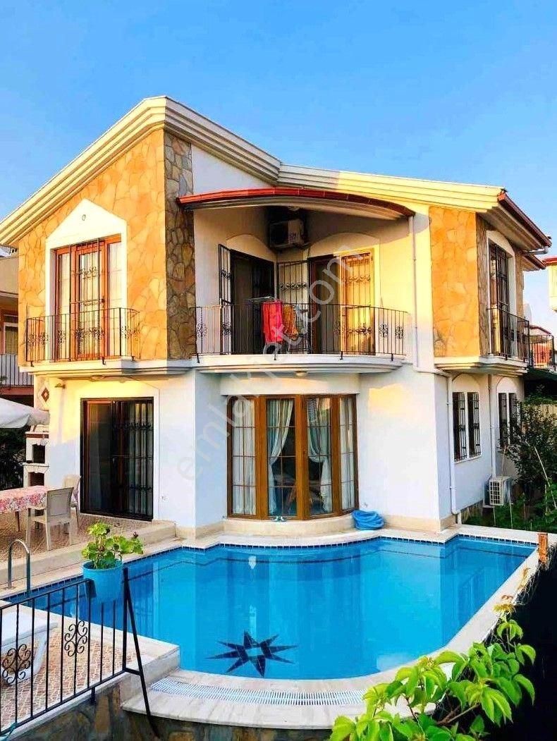 İza Yatırım Emlak Dan Akarca Da Havuzlu Satılık 3+1 Villa