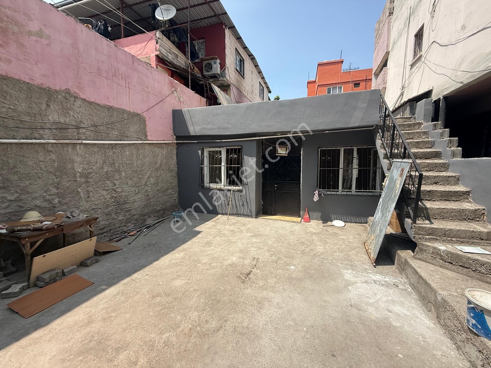 Adana Seyhan Kıbrıs Caddesinde Tek Katlı 3+1 Bahçeli Satılık Müstakil Ev