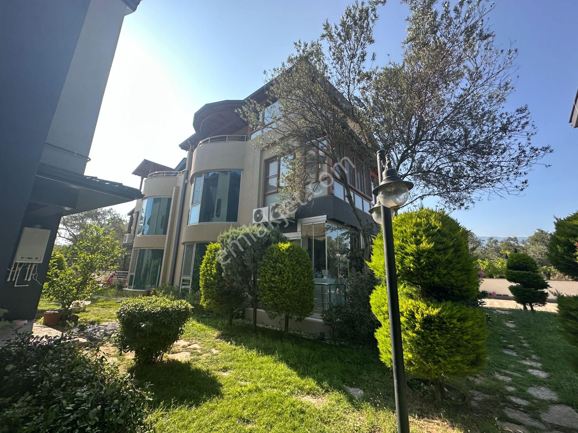 Yetkili Ayanoğlundan Konforlu Site İçerisinde Havuzlu 4+1 Villa