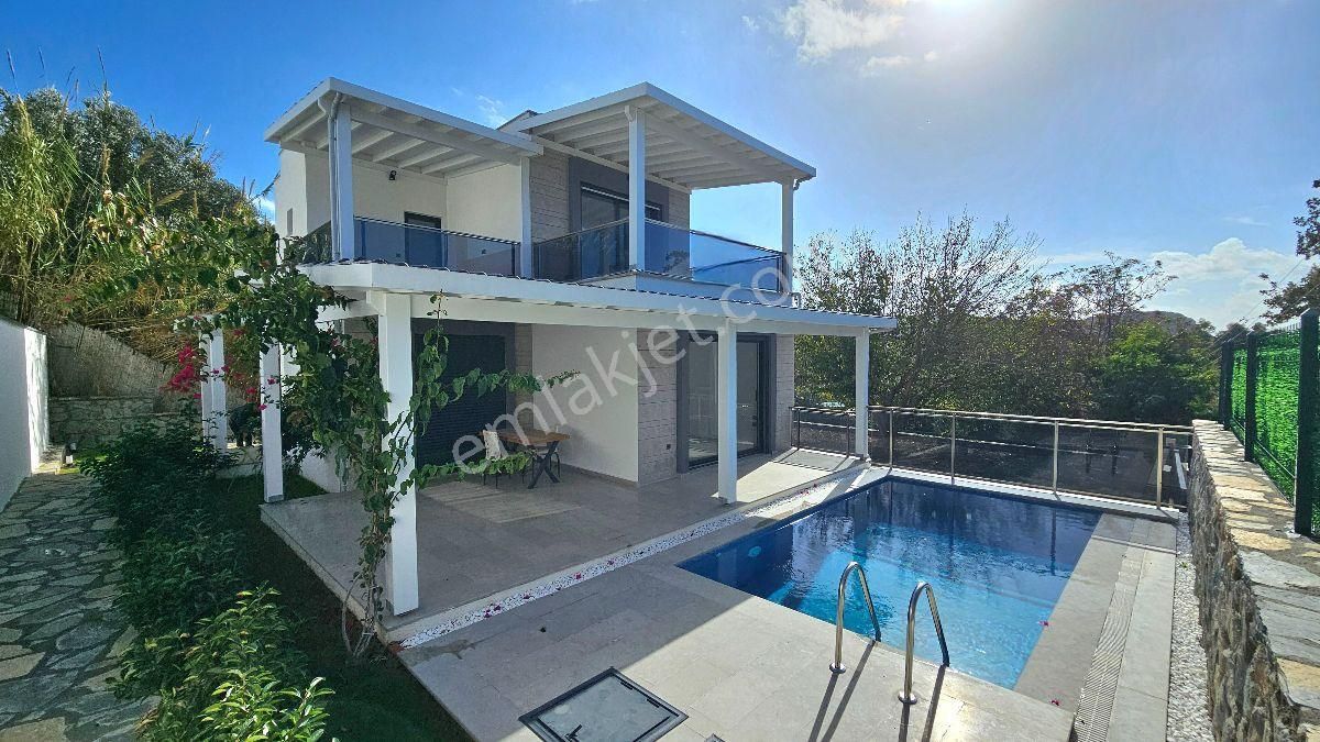 Bodrum Gümüşlükte Satılık 1.000 M2 Arsa İçinde Denize Yakın Özel Havuzlu Tam Müstakil Sıfır Villa