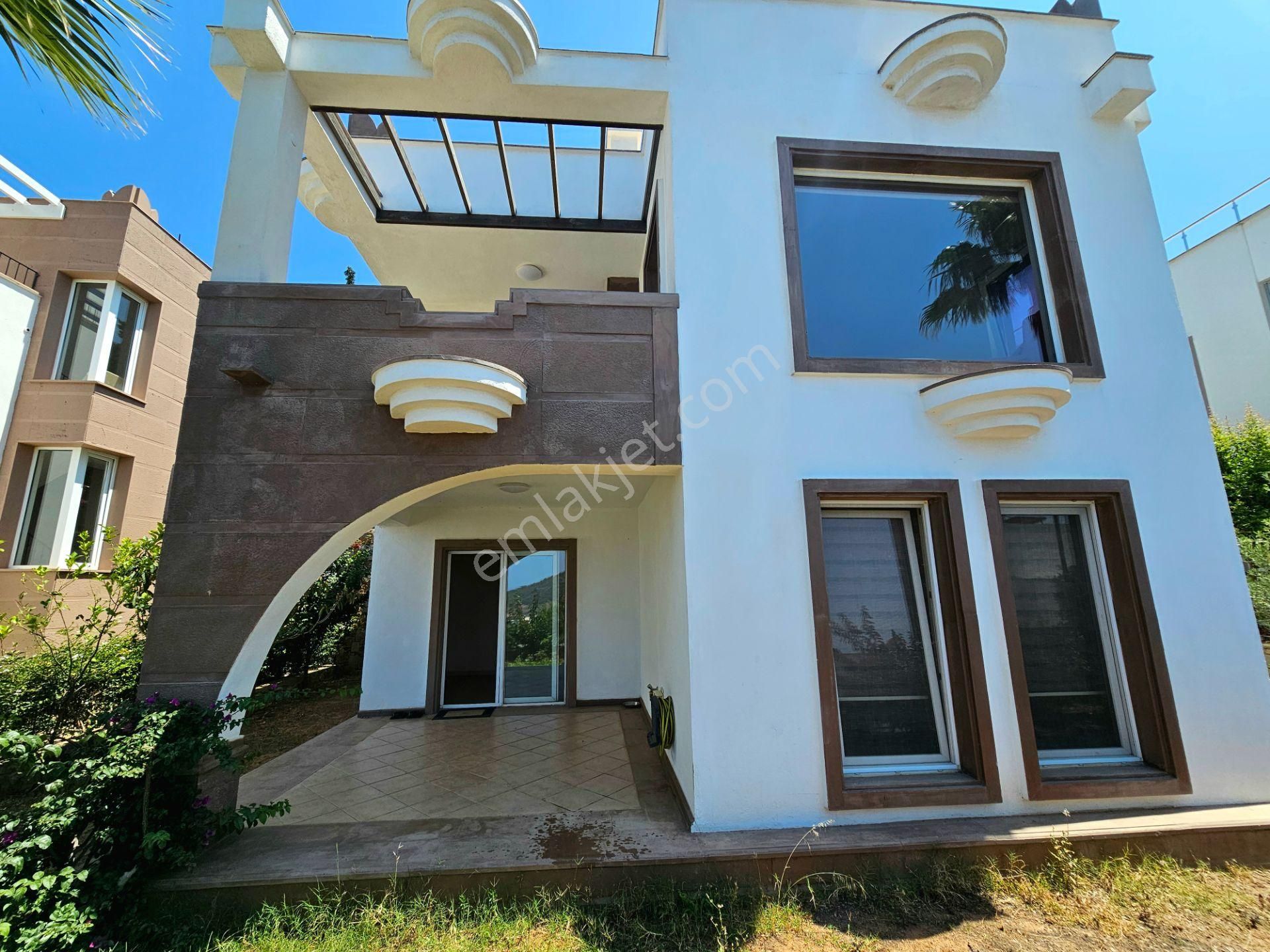 Koyunbaba Havuzlu Site İçi Kapalı Otoparklı 3+1 Bağımsız Villa