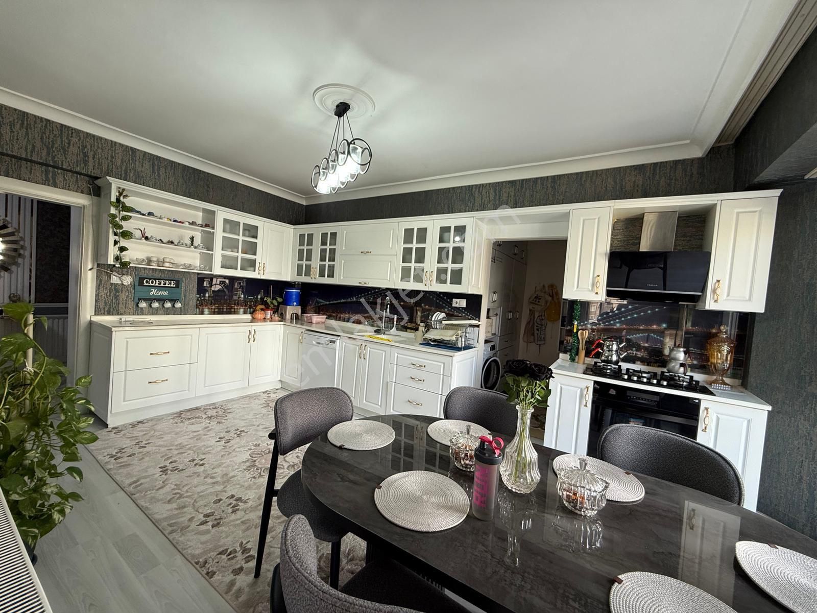 Site İçerisinde Devasa Büyüklükte 4+1 Full Bakımlı Ara Kat Daire