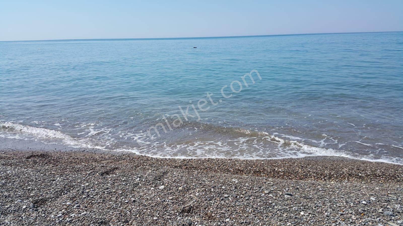 Antalya'da Denize Sıfır Özel Plajlı Sitede Yenilenmiş Yazlık
