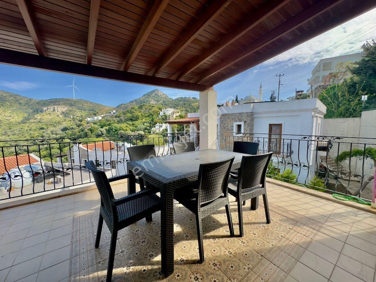 Bodrum Yalıkavakta Satılık Havuzlu Sitede Doğa Manzaralı Üst Kat 2+1 Ferah Daire