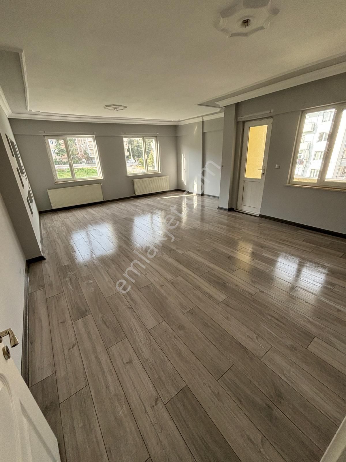 Nokta Emlaktan Merkezi Konumda Aile Binasında 3+1 Kiralık Daire