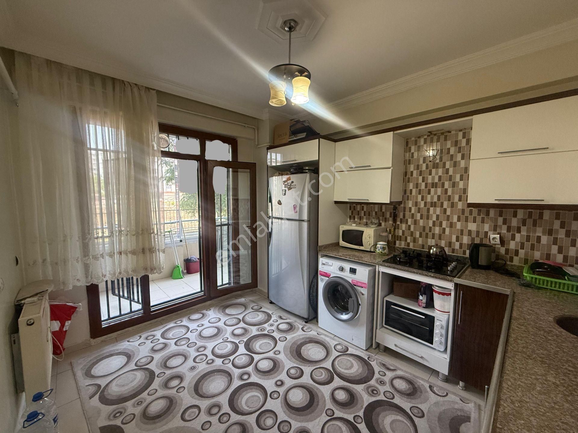 Bağcılar'da Büyük 1+1 Satılık Daire