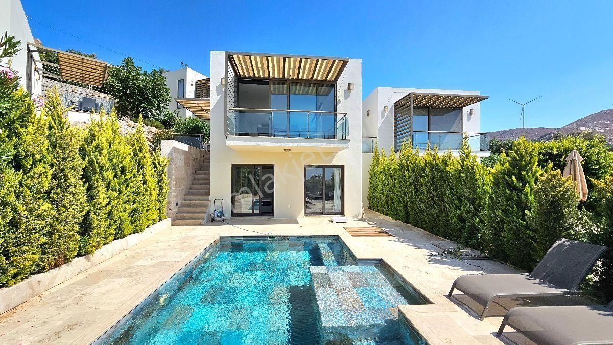 Bodrum Yalıkavakta Satılık Özel Havuzlu Deniz Manzaralı Dubleks Villa