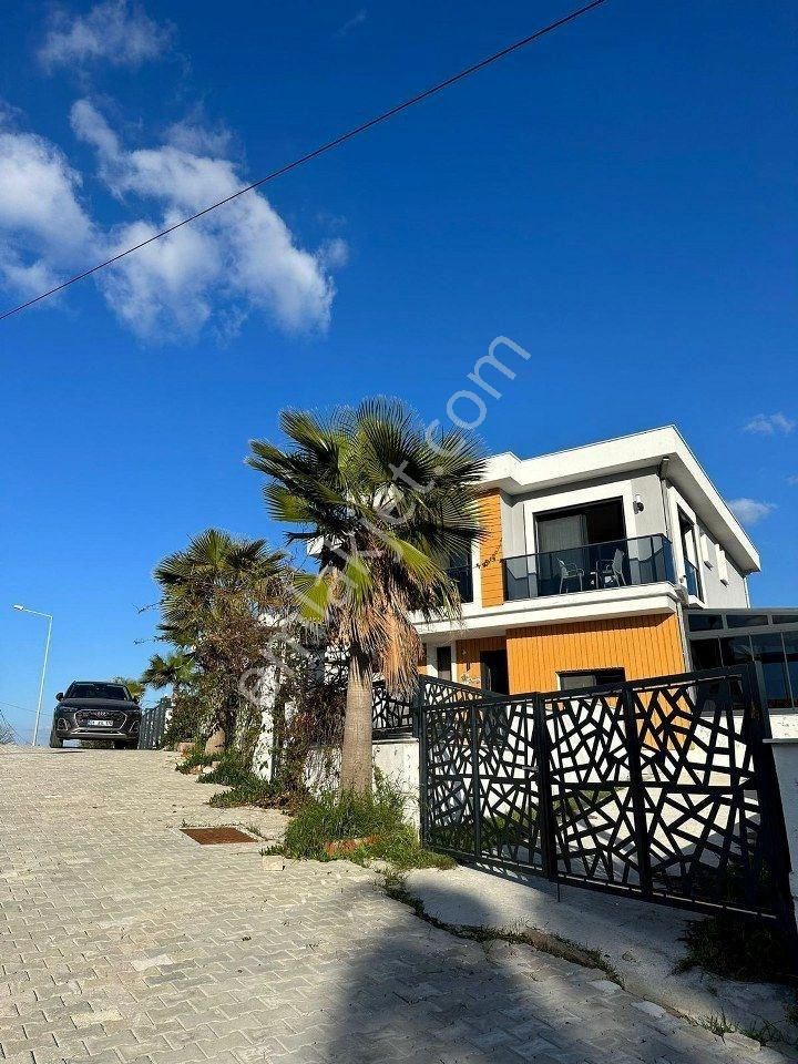 İzmir Çeşme Alaçatı Köy İçi Hacımemiş Havuzlu Müstakil Tripleks Villa