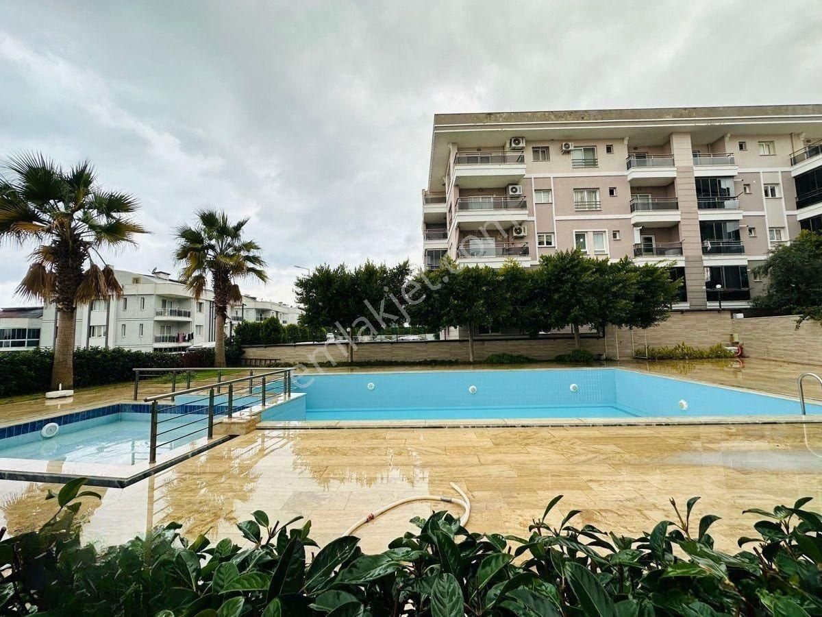 Kuşadası Merkezde Havuzlu,güvenlikli,eşyalı 1+1 Satılık Daire