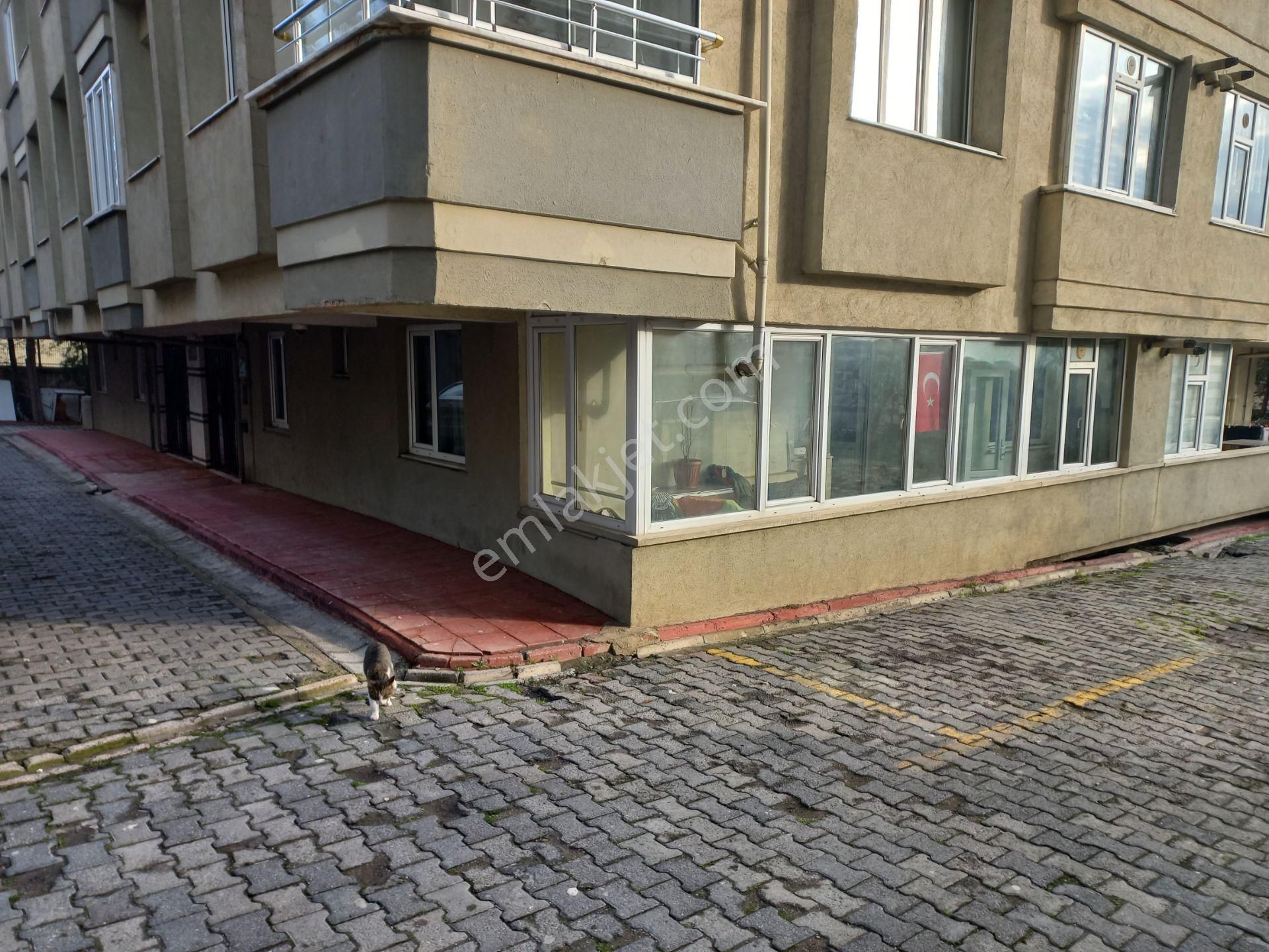 Ekşioğlu Akkaya Sitesinde Giriş Kat Geniş Balkon Kullanımlı