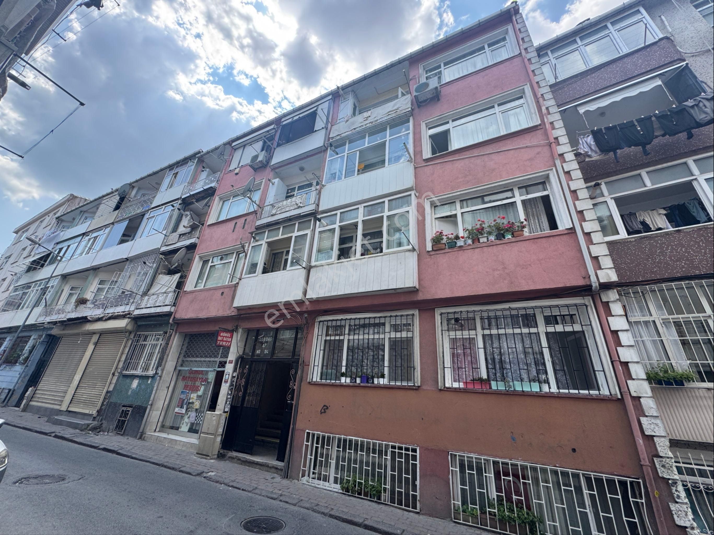 Fatih Kocamustafapaşa'da Balkonlu Geniş Ferah 2+1 Satılık Daire