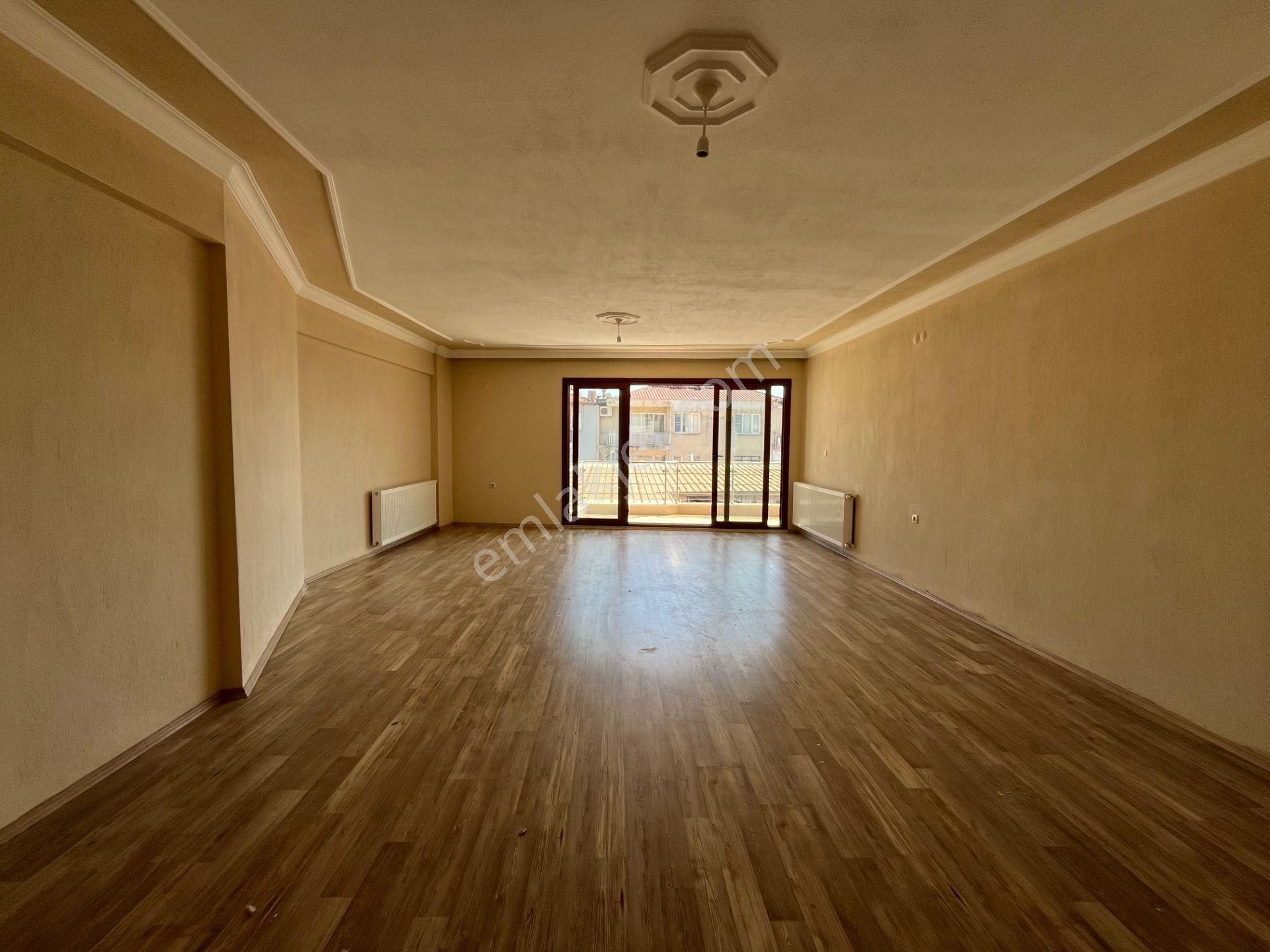 Gümüşpala Ziraat Yakını Doğalgazlı E. Banyolu Arakat 4+1 Kiralık Daire