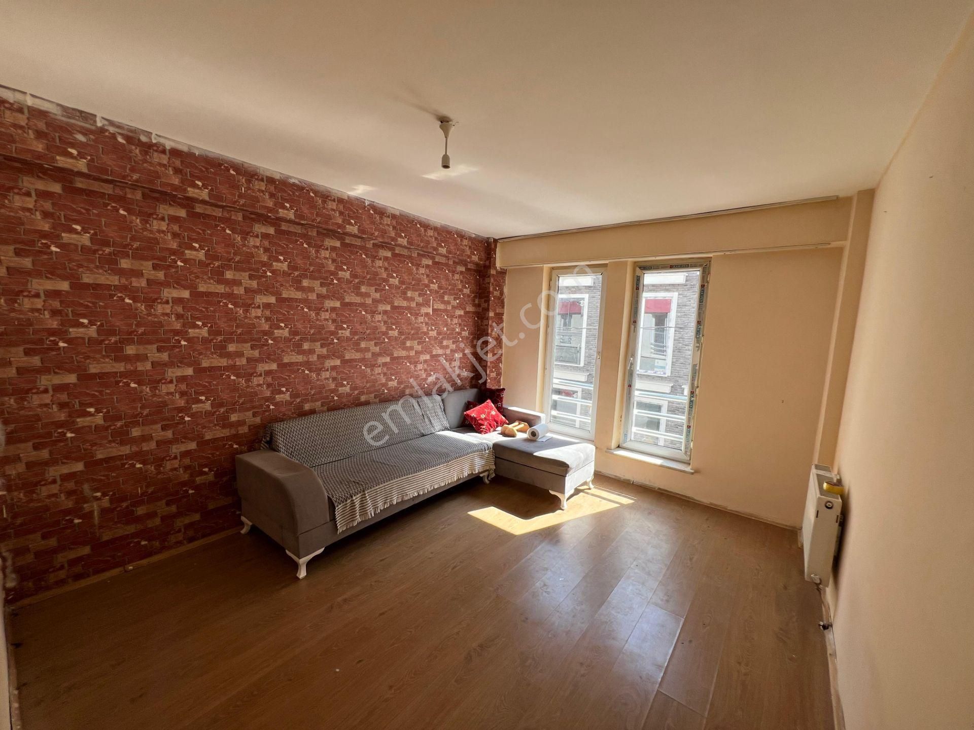 Akademi'den Cadde Yakını Ara Kat Çift Cephe Kiralık 1+1