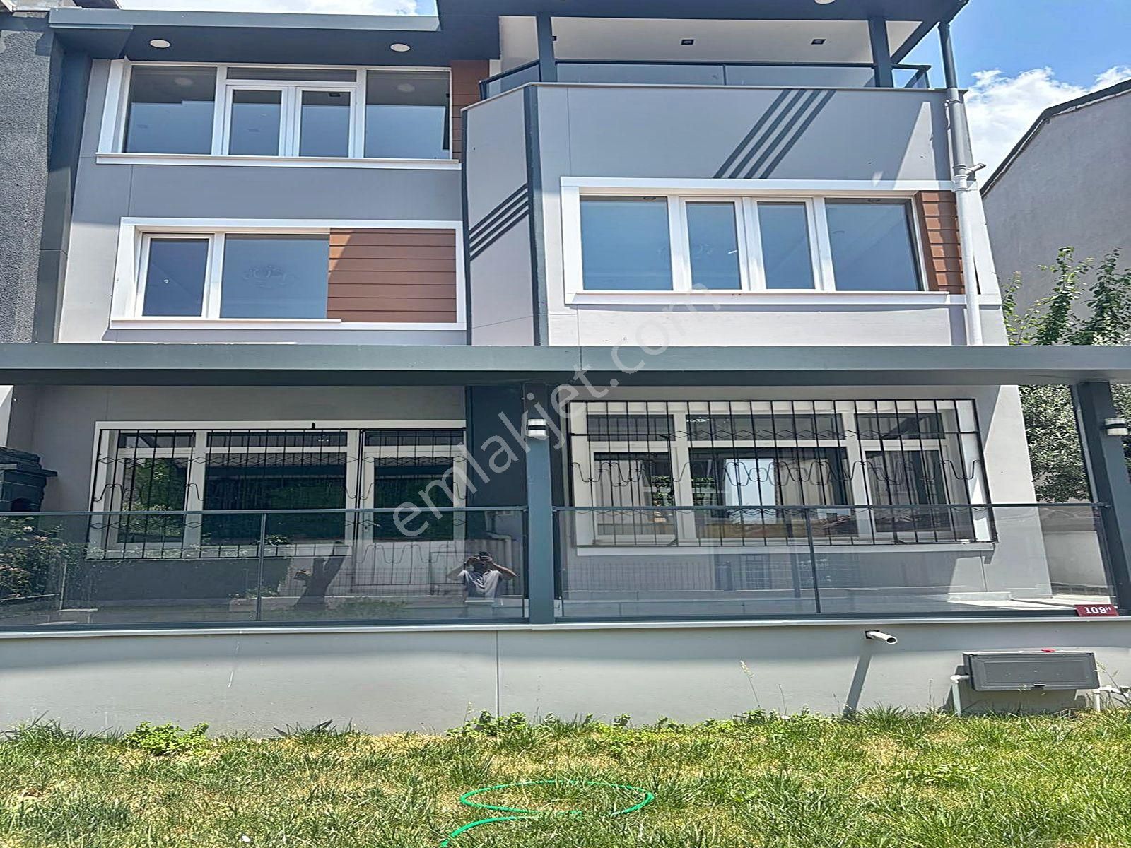 Cadde34 Yapı'dan Beylikdüzü Gürpınar Sahil Mahallesinde Sıfır 3 Katlı Dekolru 4+2 Satılık Villa!!!!!