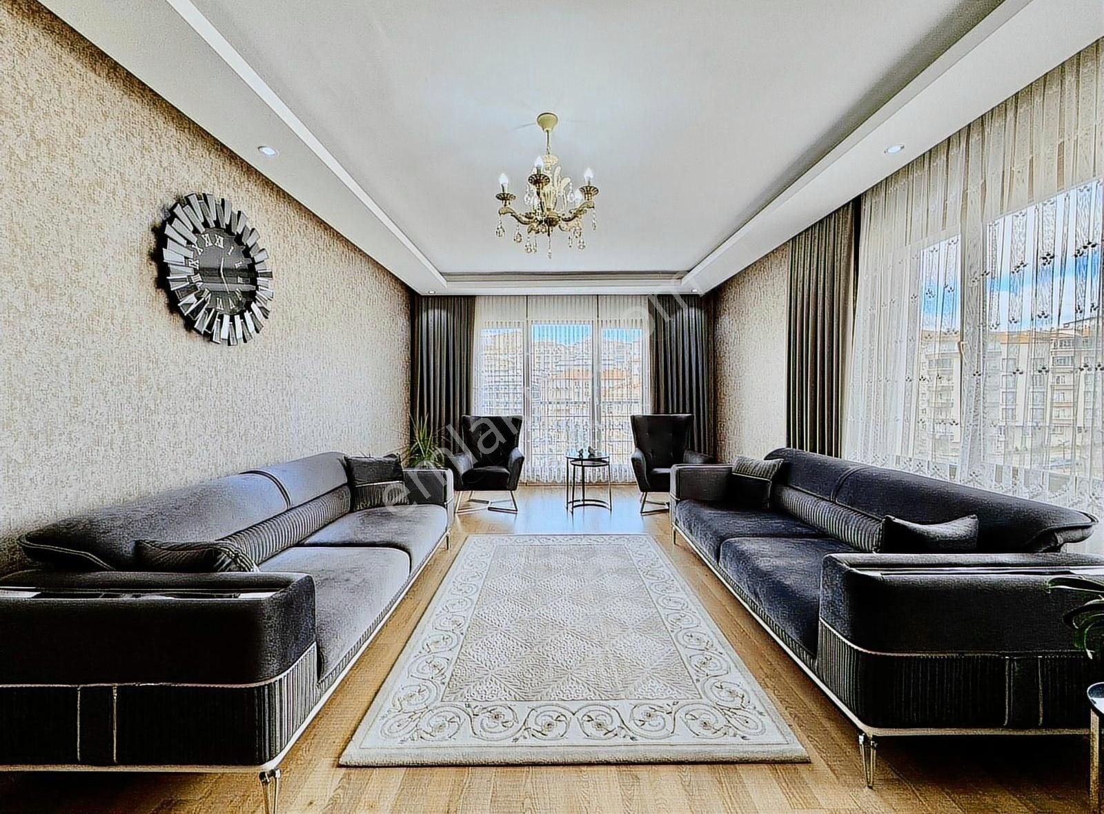 Bakırhan Emlak'tan Giyinme Odalı Kilerli 4+1 Lüks Site Dairesi
