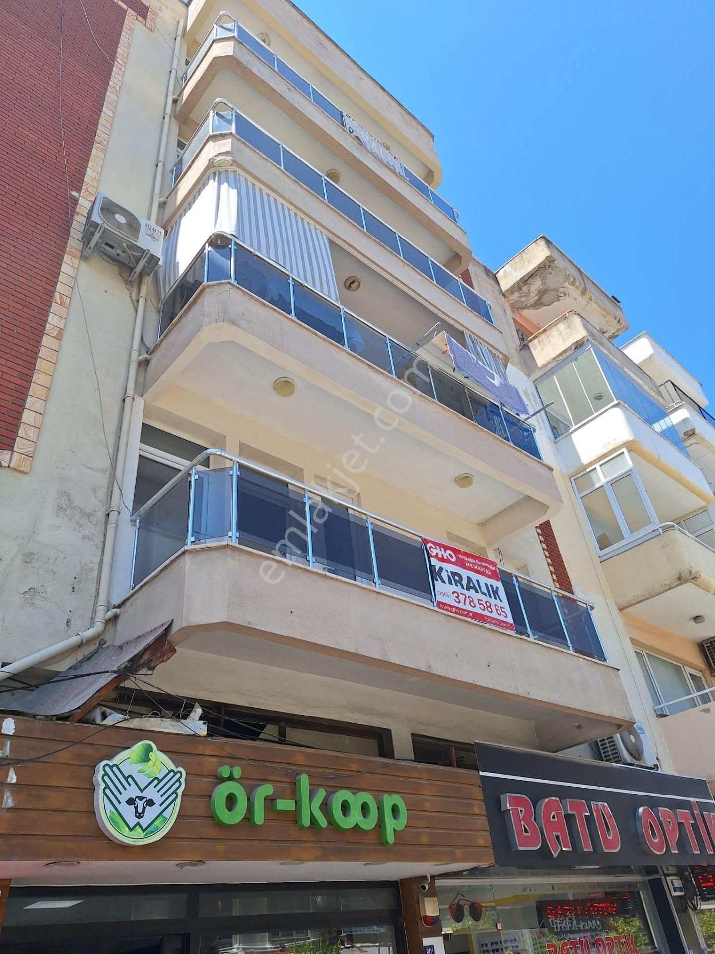 Kuşadası Merkezde Cadde Üstünde Kiralık Daire