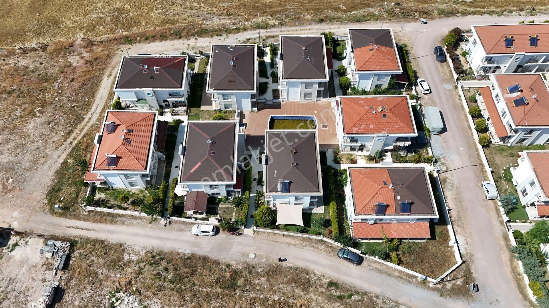 S&s Emlakdan Küçükköyde Havuzlu Site İçerisinde Satılık 3+1 Villa
