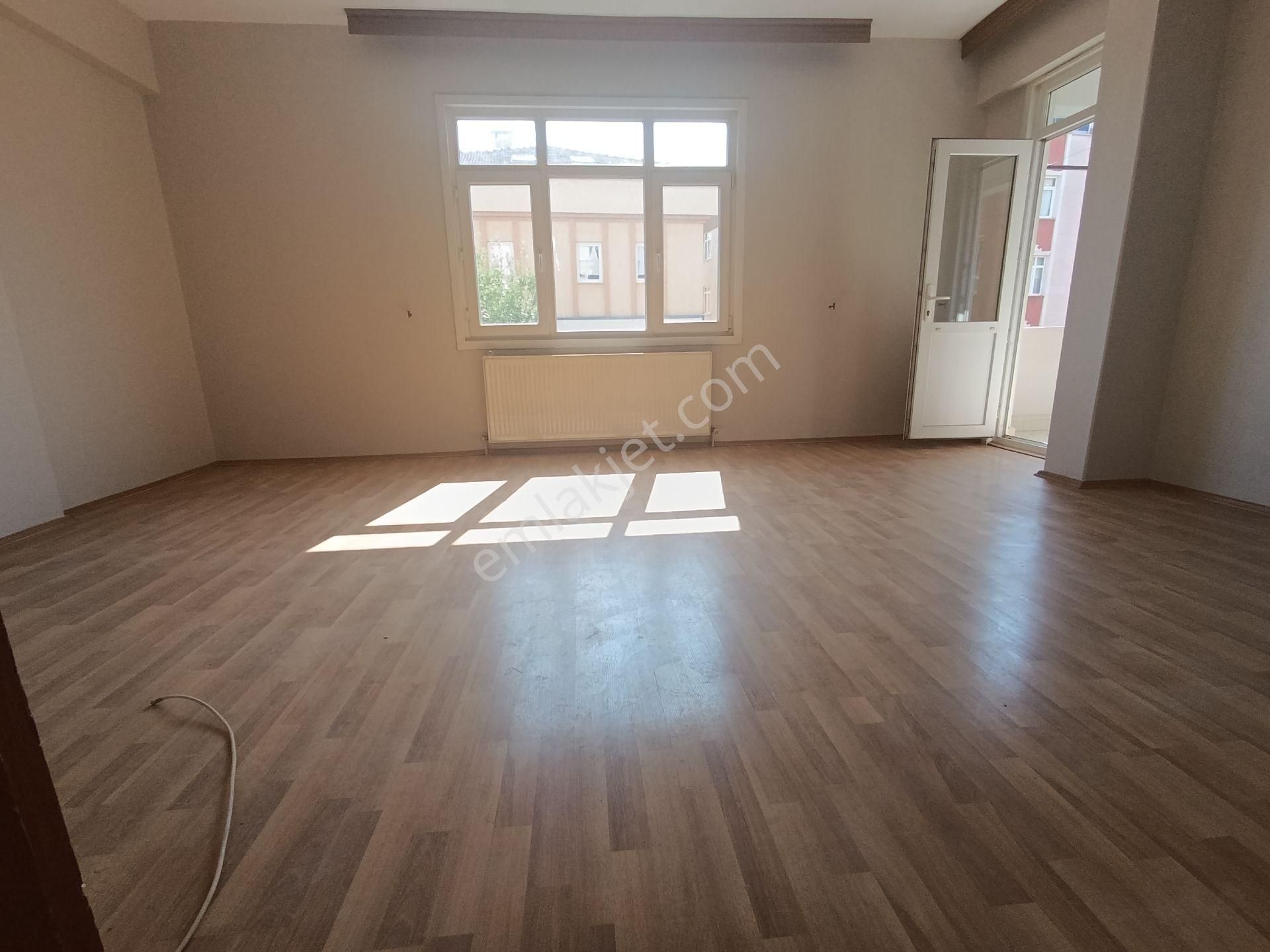 Pendik Güzelyalı"da Merkezde Kiralık 3+1 Orta Kat Balkonlu Daire