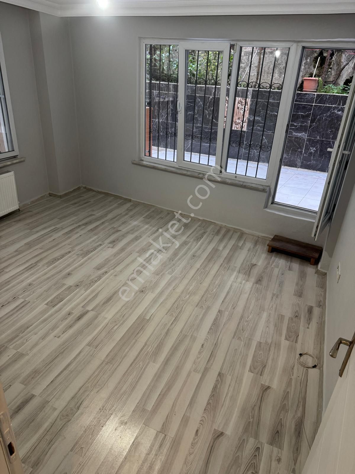 Acil Satılık 2 + 100 Metre² Bahçe Kat Bahçeli