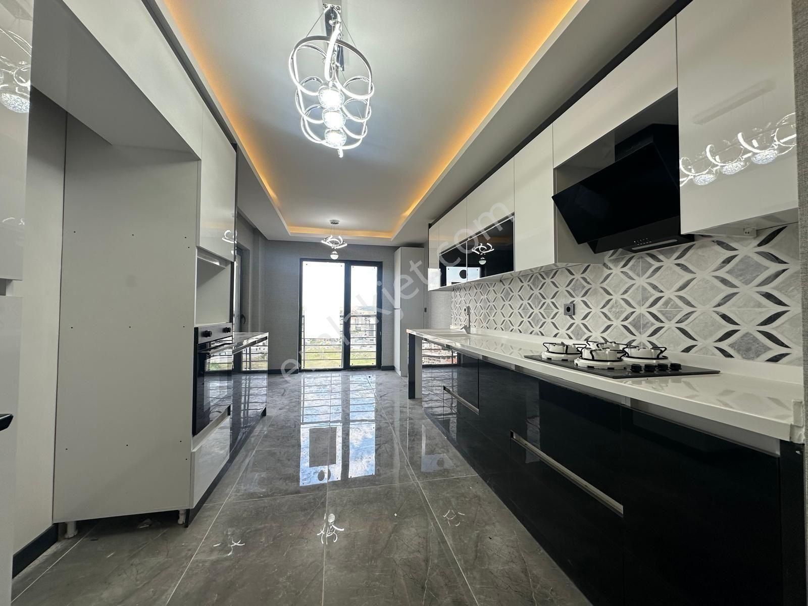 Engin Emlak'tan Fatih Mah. Hobi Bahçeli K.garajlı 185m² Şık 4+1