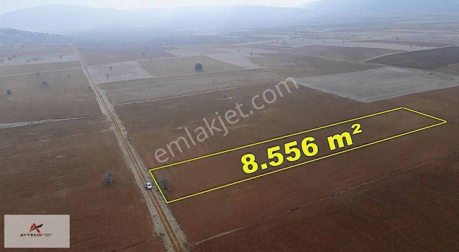 Akören/karahüyük'te 8.556m2 Müstakil Tapulu Yolu Var Ekilir