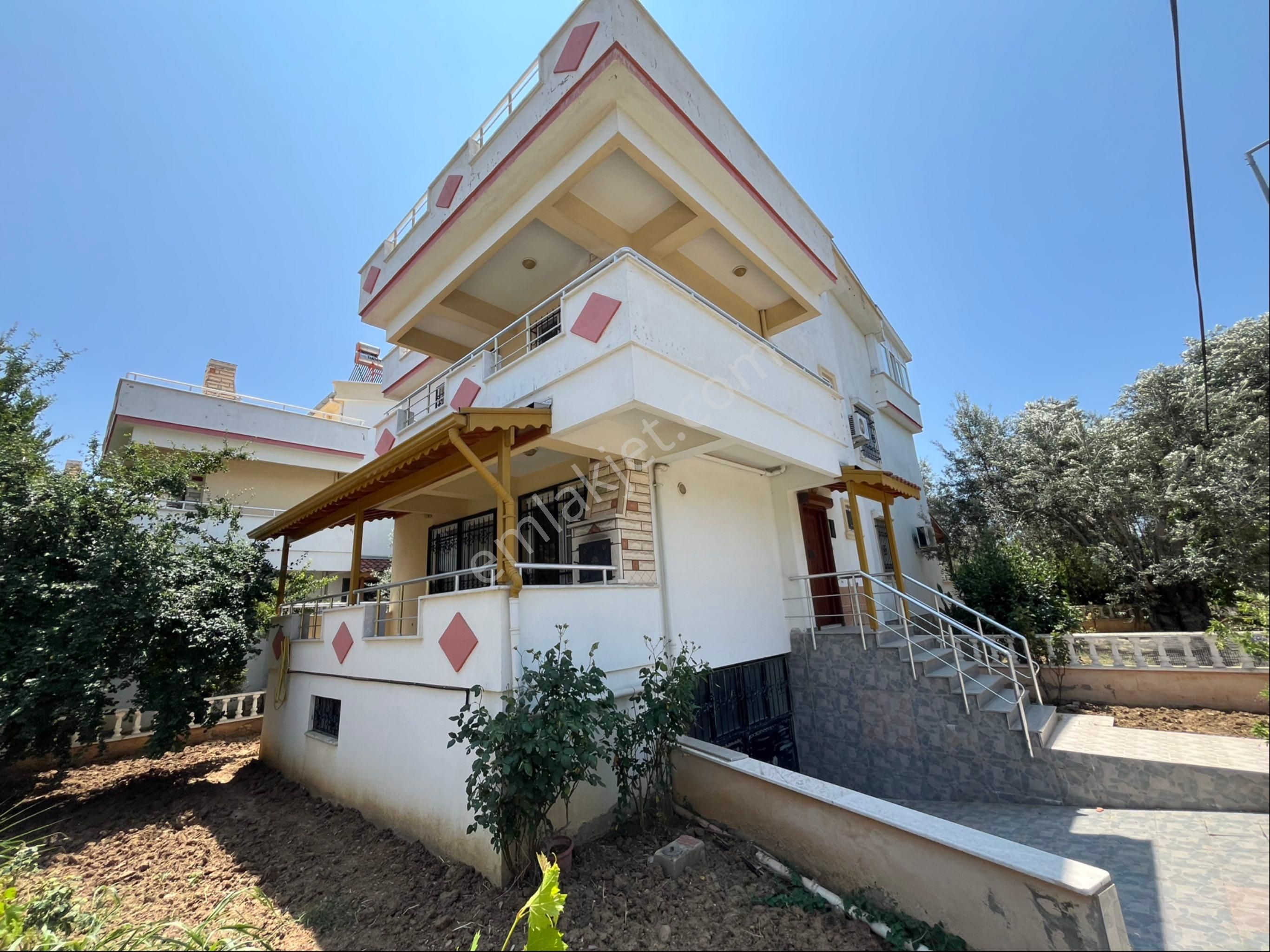 Güre Ssk Sahilinde Triplex Kapalı Garajlı 4+1 Villa