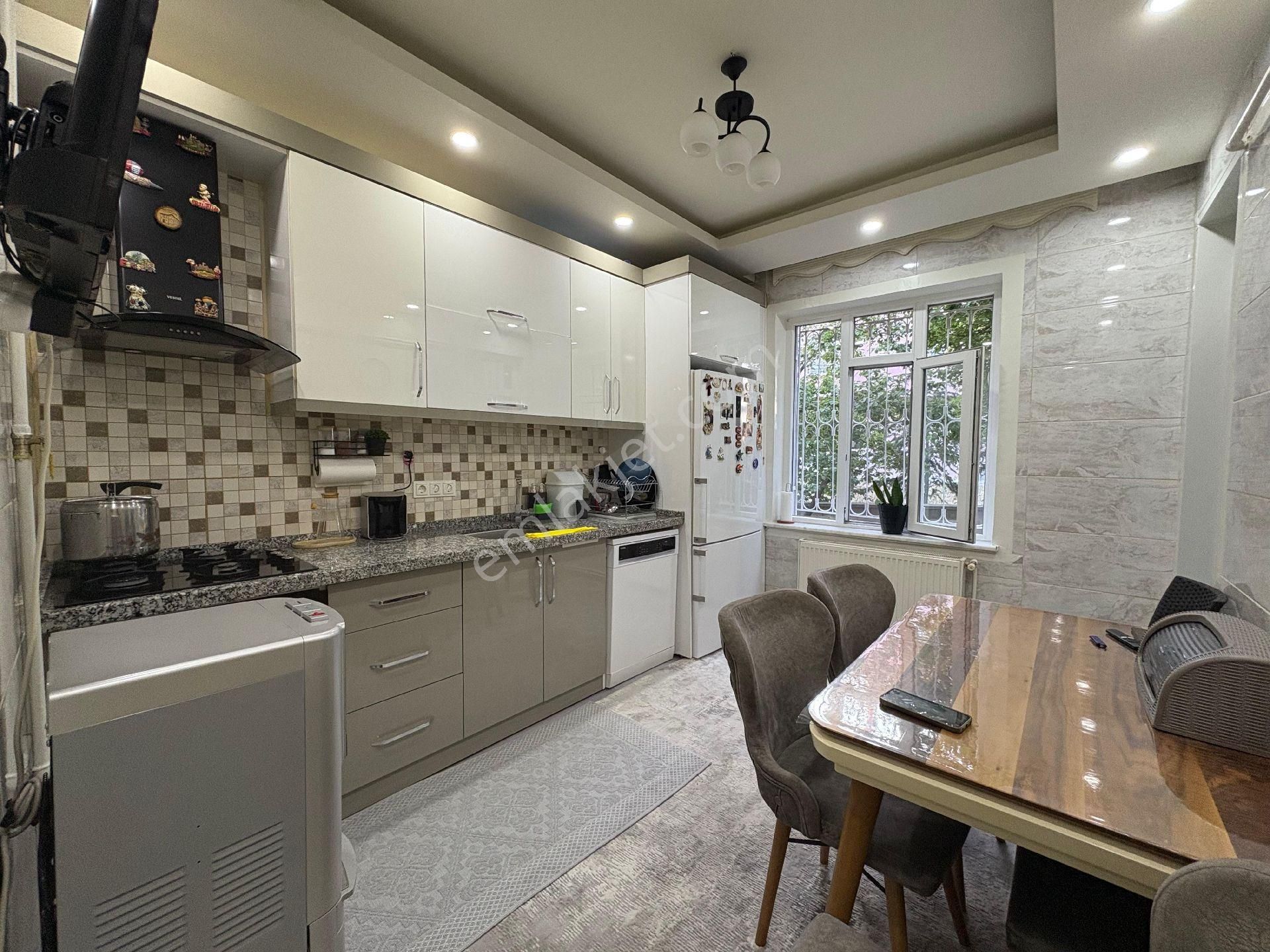Aydınlıkevler Mah. Kent Plaza Yakını Yenilenmiş Satılık 3+1 Daire