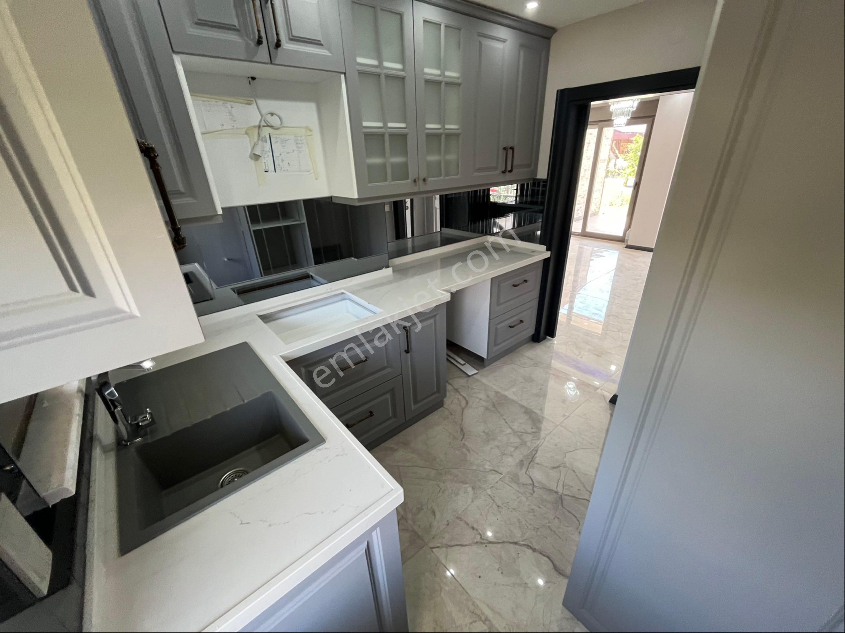 Mert Dinç Emlaktan Güre Sahilinde 4+1 Triplex Geniş Bahçeli Köşe Villa - Görsel 11