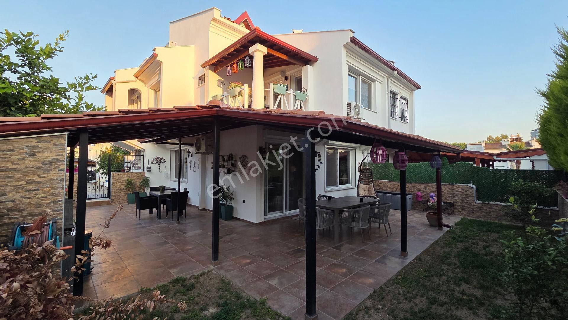Kuşadası Kadınlar Denizi Sahile 350mt Havuzlu Site Eşyalı Satılık Lüks 4+1 Villa