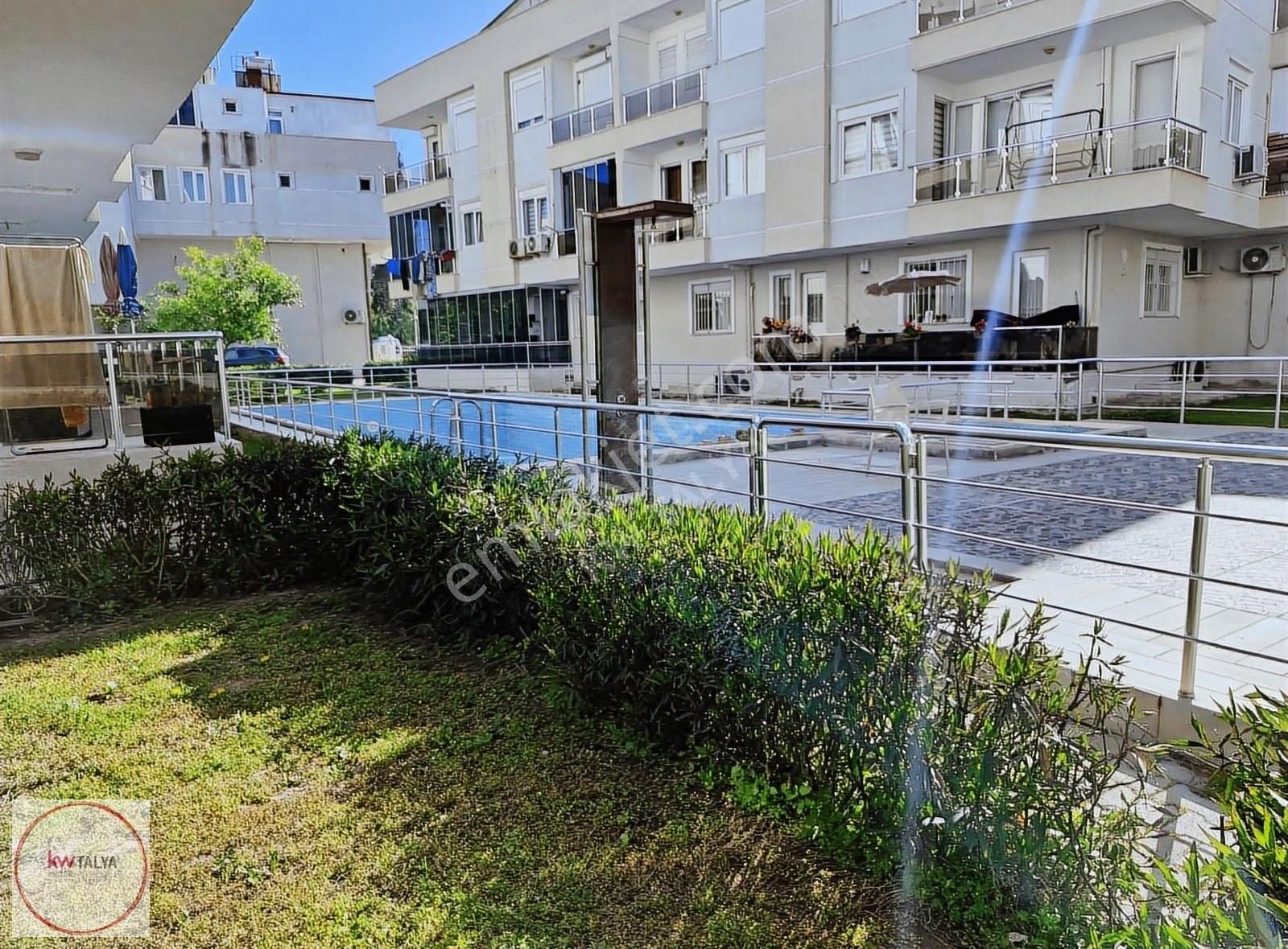 Muratpaşa Güzeloba Mahallesi'nde Havuzlu Sitede 4+1 Ters Dubleks