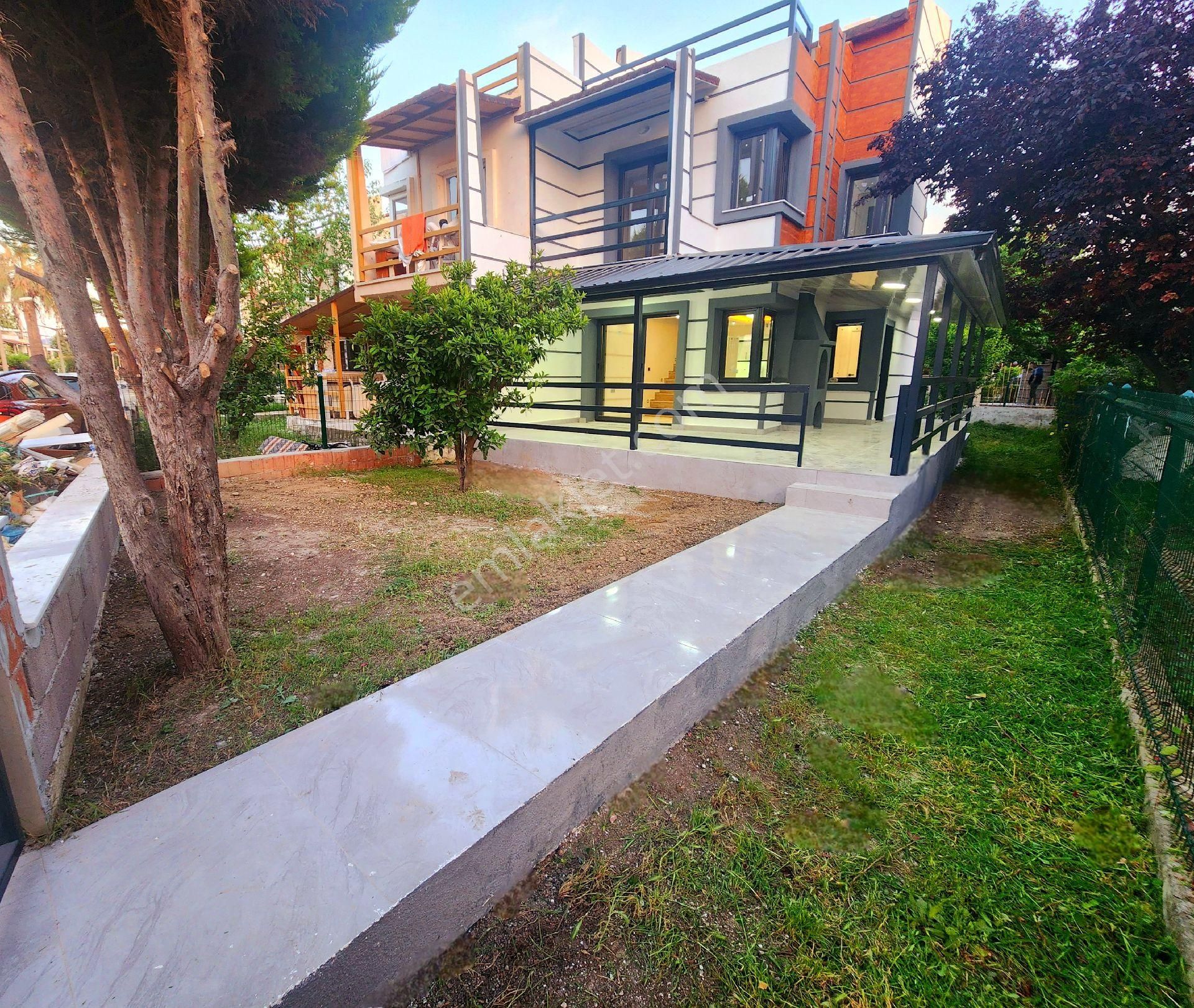 Plajın Dibinde Satılık Geniş Veranda, Bahçeli Villa