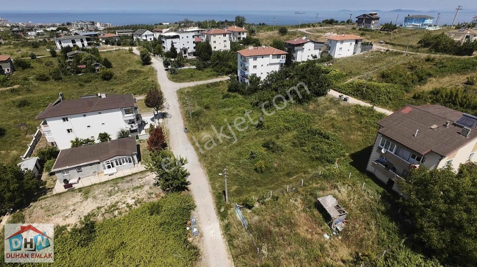 Duhan Emlak'tan Çalıca'da Parke Yol Etrafı Çevrili 299m2 Arsa