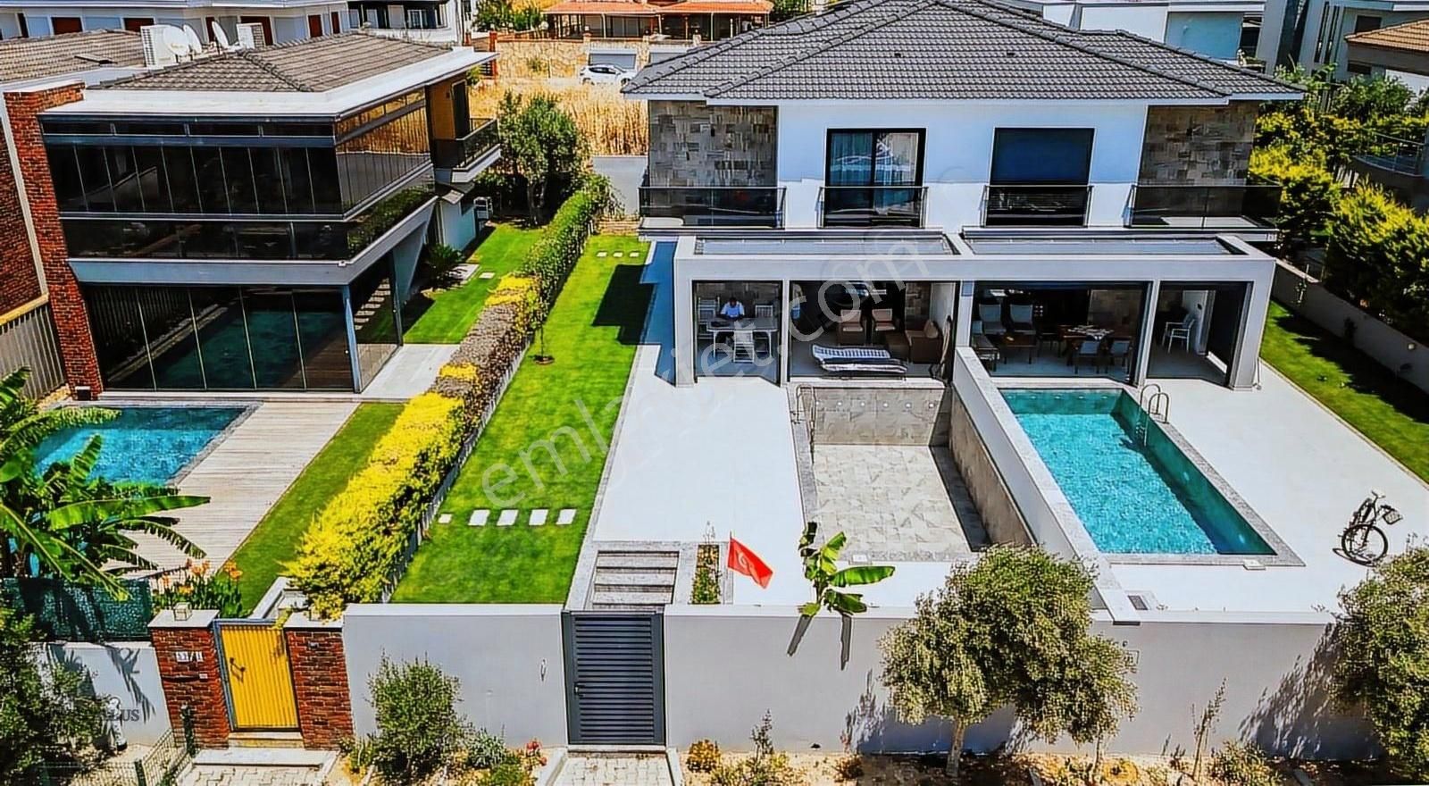 Çeşme Çiftlikköy'de Sezonluk Kiralık Havuzlu Villa