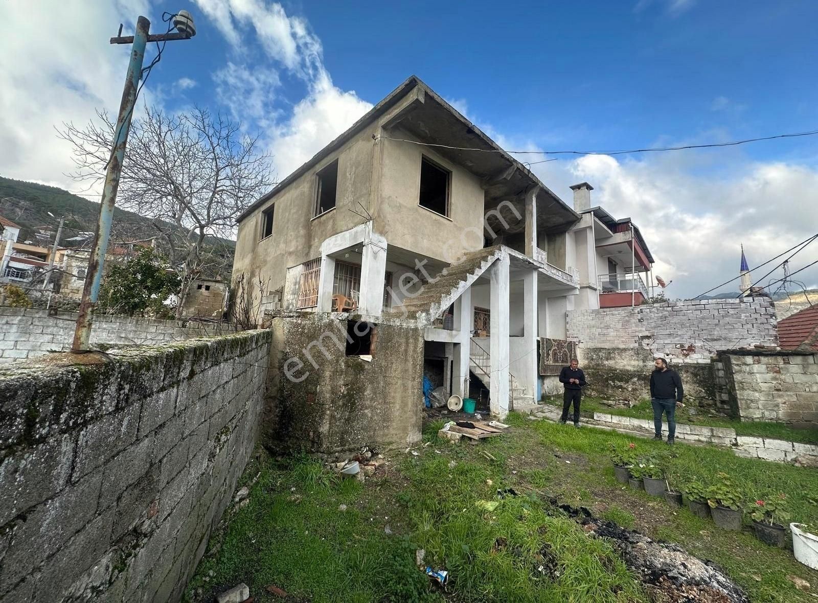 İkiztaş Köy Merkezinde İki Katlı Ev Ve Arsası