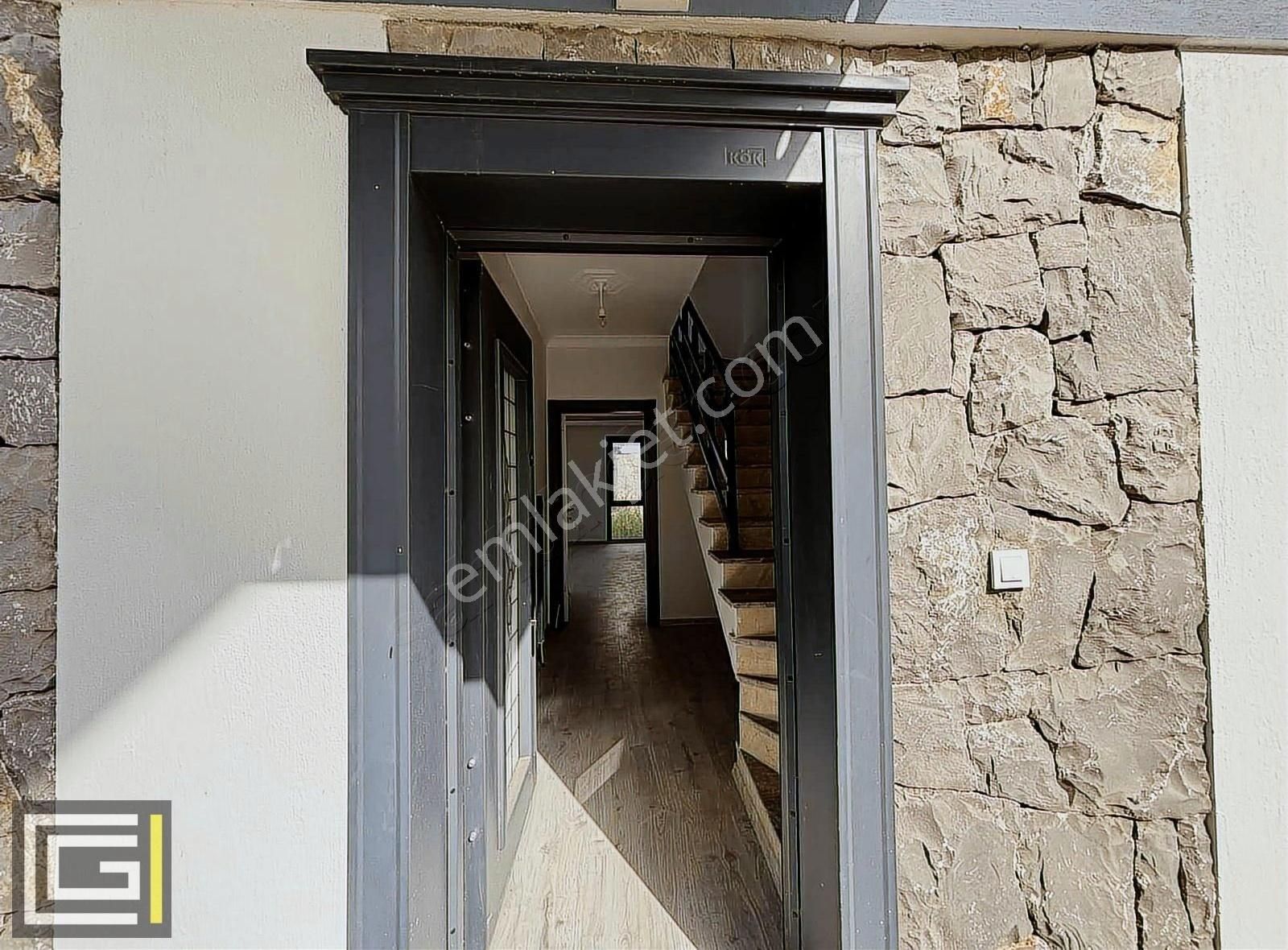 Müstakil Havuzlu Otoparklı 4+1 Geniş Kullanım Satılık Villa - Görsel 16