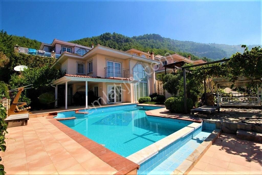Alanya Tepe Satılık 4+1 Özel Havuzlu Ve Bahçeli Manzaralı Villa