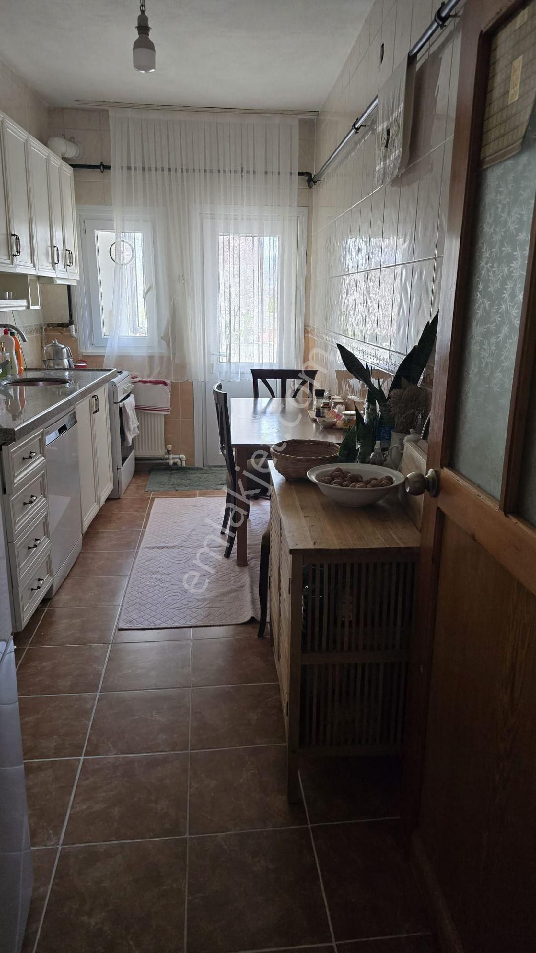 Sarayağa Caddesi'nde Arakat 2+1 Genç Binadan Satılık Daire - Görsel 4