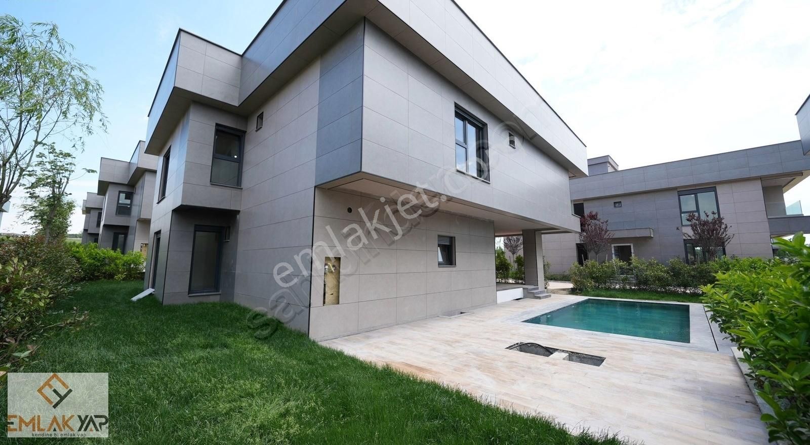 Emlakyaptan Silivri Selimpaşada Müstakil Havuzlu Satılık Villa