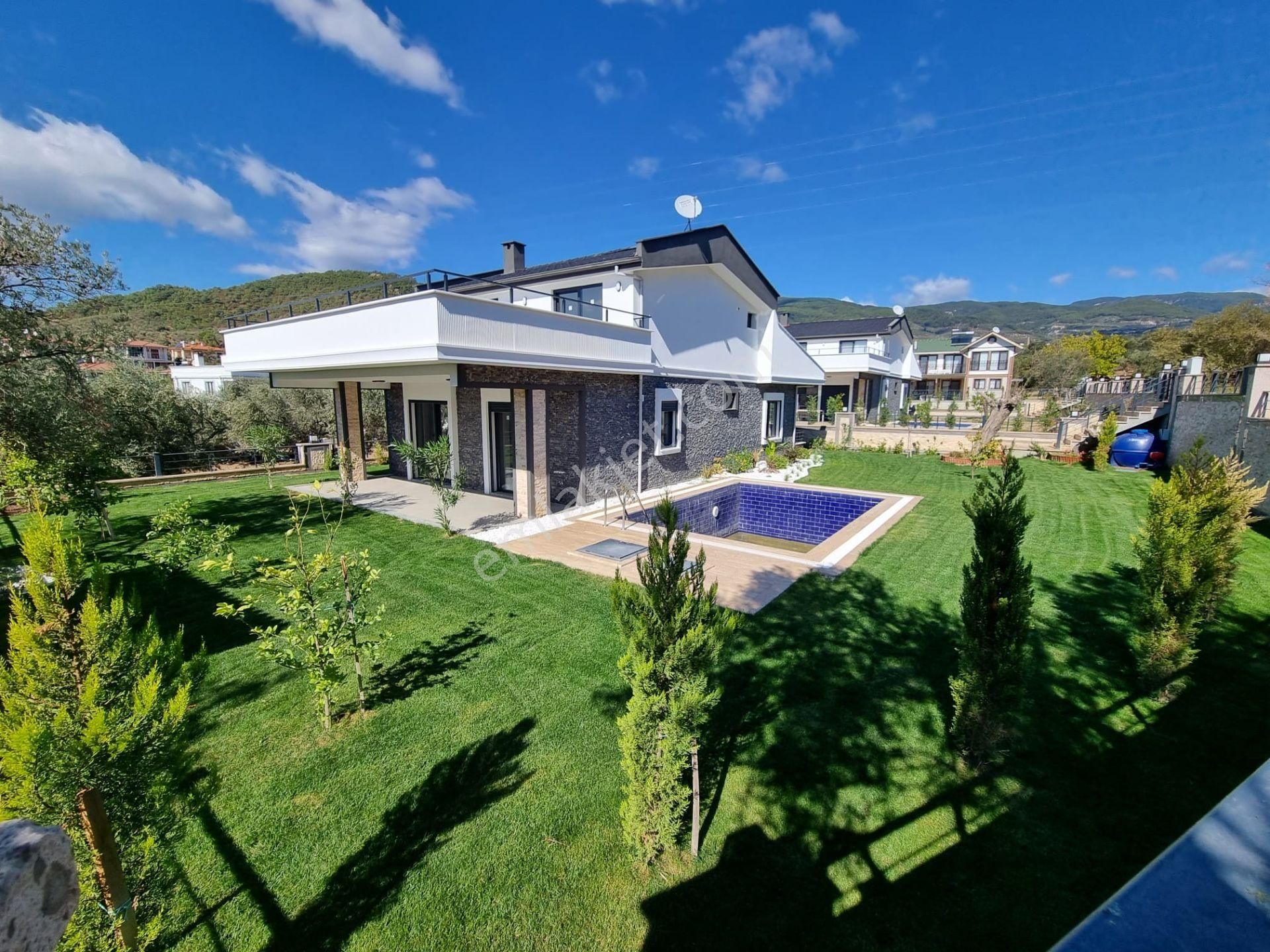 Avcılar Da Tam Müstakil Özel Havuzlu 600 M2 Arsa İçinde Villa