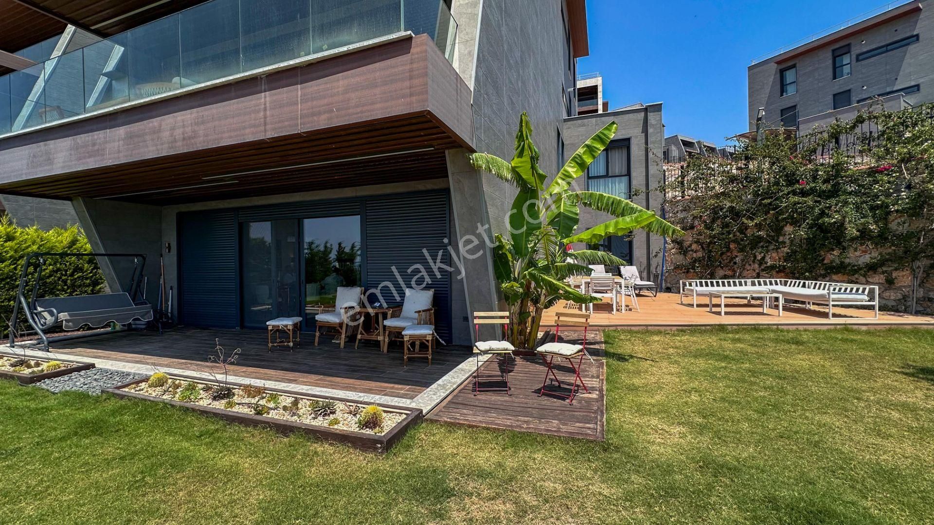 Kuşadası'nda Deniz Manzaralı Bahçe Katı Satılık Lüks Daire - Görsel 4