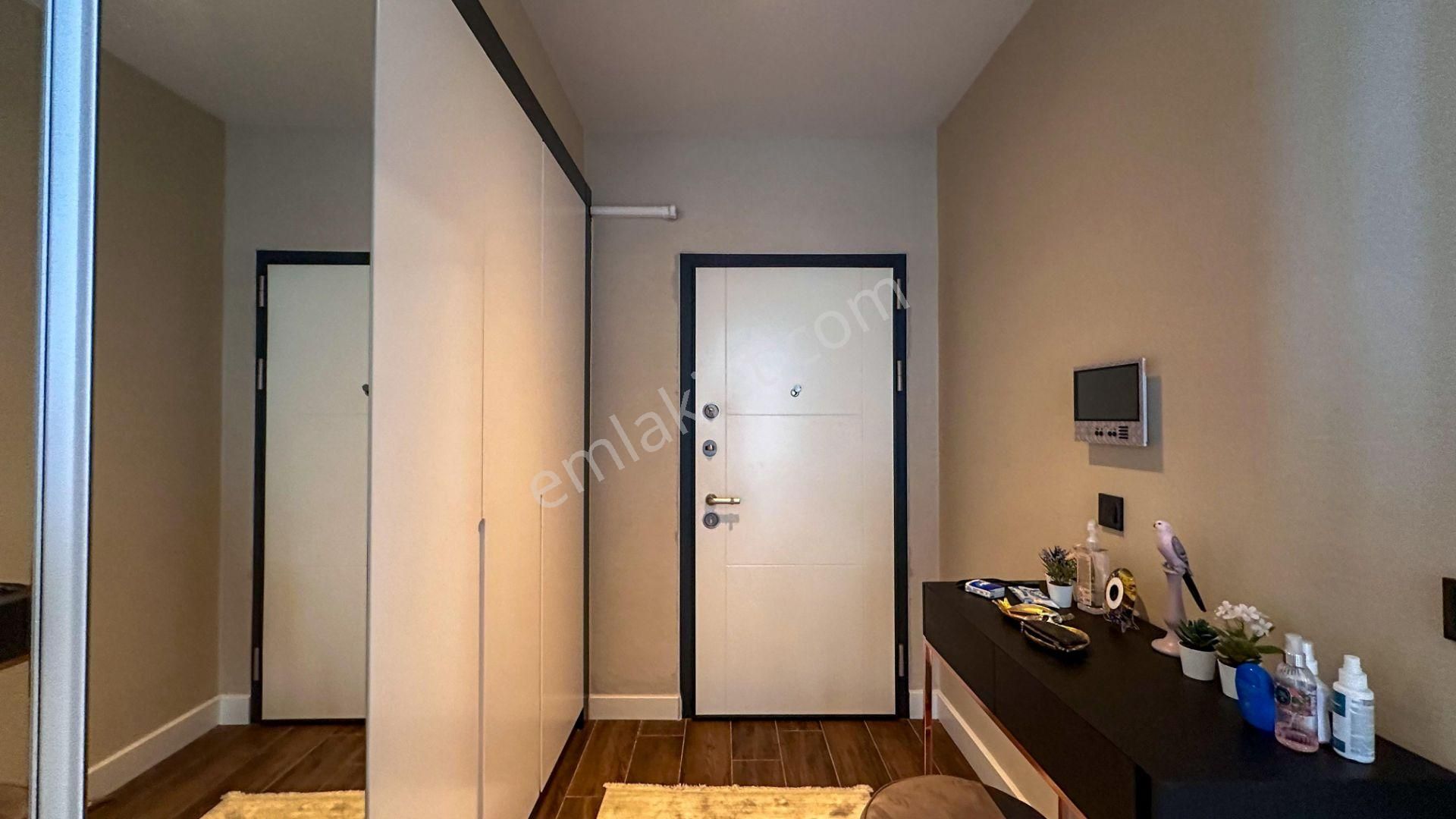 Kuşadası'nda Deniz Manzaralı Bahçe Katı Satılık Lüks Daire - Görsel 17