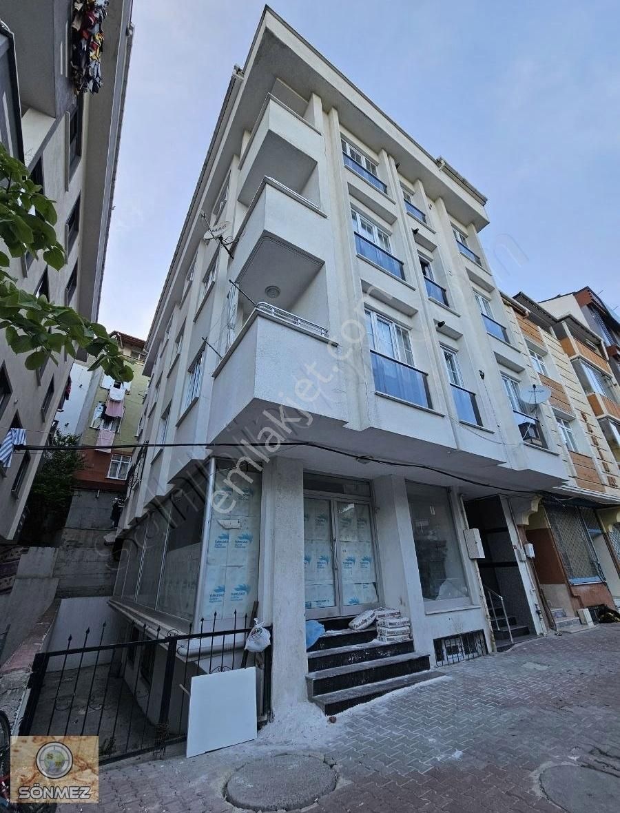 Arnavutköy Anadolu Mahallesinde 2+1 Geniş Antreli Bahçe Katı