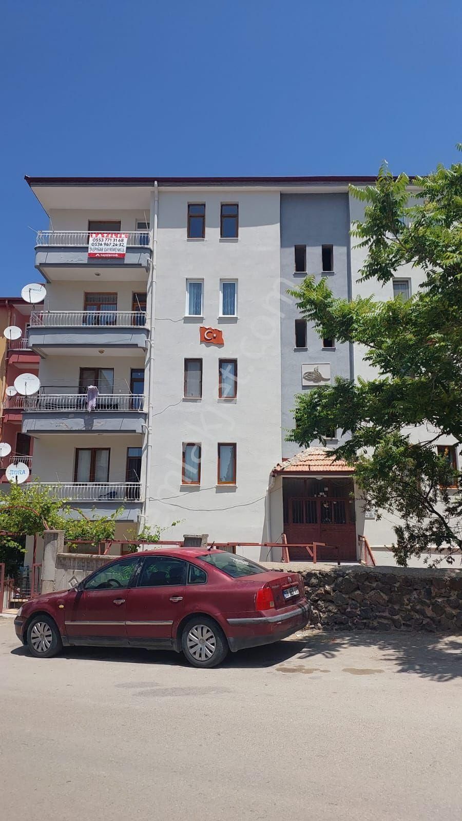Taşpınar Gayrimenkul'den Satılık Yunus Emre Mahallesinde 3+1 Daire Bakımlı