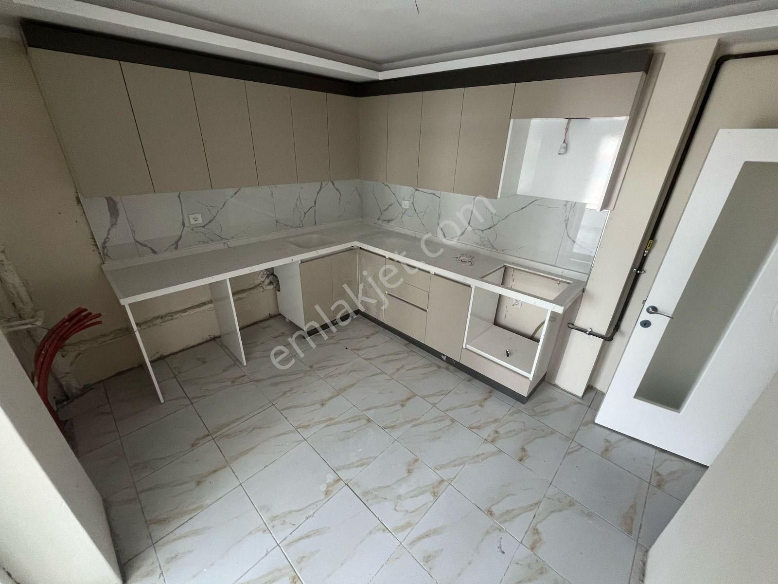 Biraya Teslim 3+1 Arakat Ebeveyn Banyolu Asansörlü Çift Balkonlu Merkezi Yerde